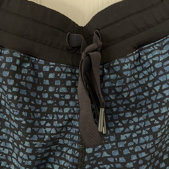 RARE Lululemon Hotty Hot Shorts Blue Black with Reflective Band 6 OP 68 - Picture 2 of 5